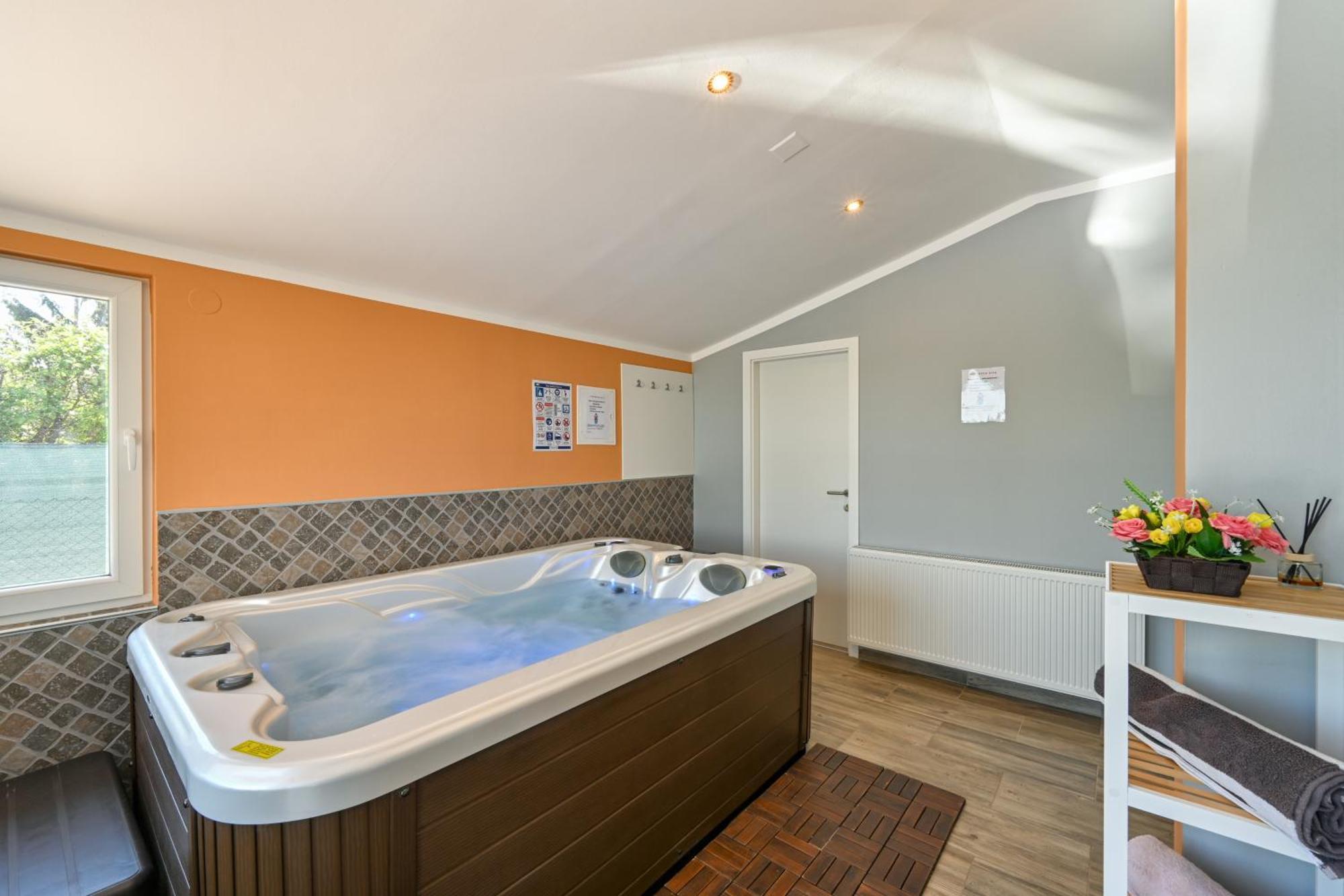 Cvetkova Hiza Sa Jacuzzijem Vila Tuheljske Toplice Exterior foto